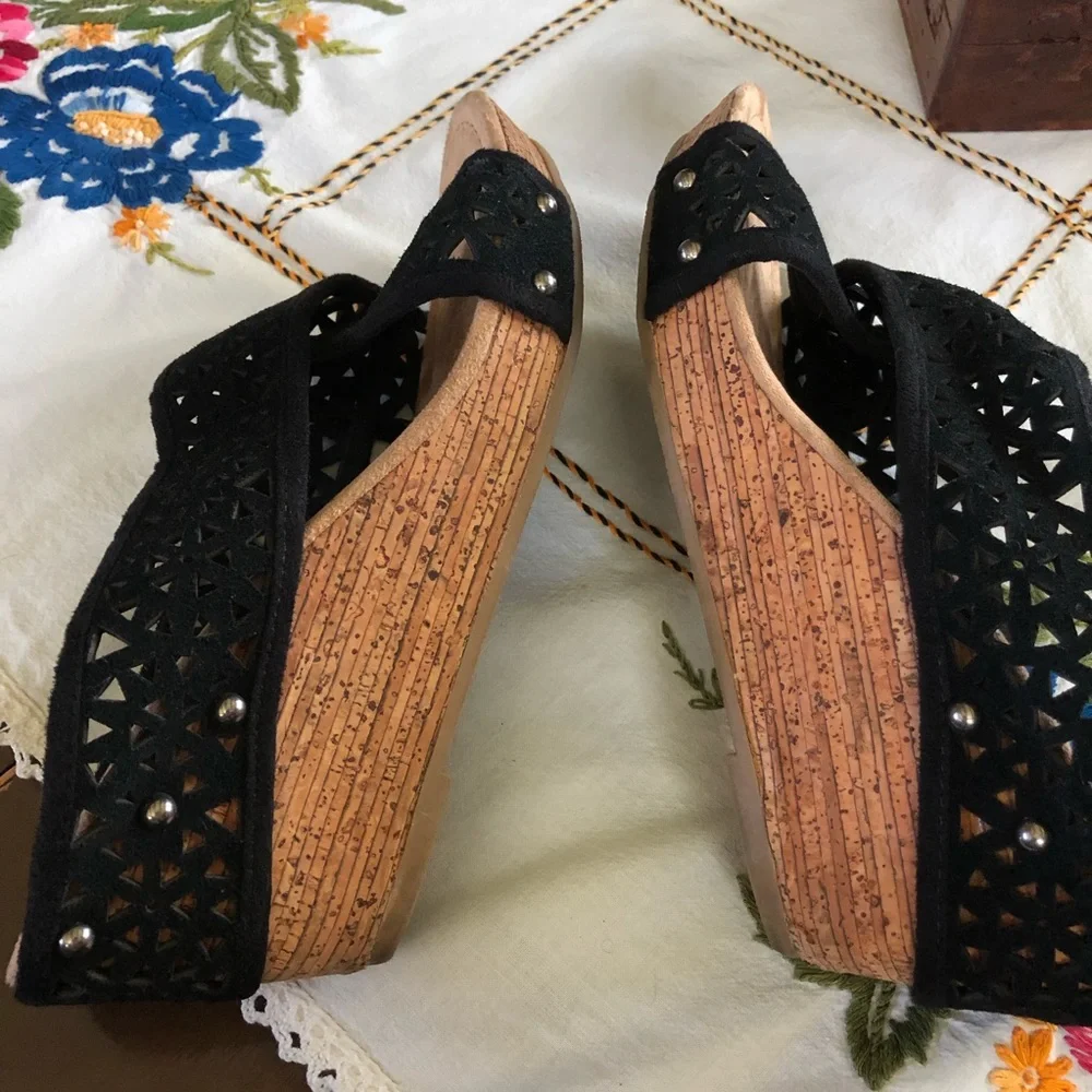 Minnetonka Lainey Suede Crisscross Comfort Platform Wedges in Black. Size 9